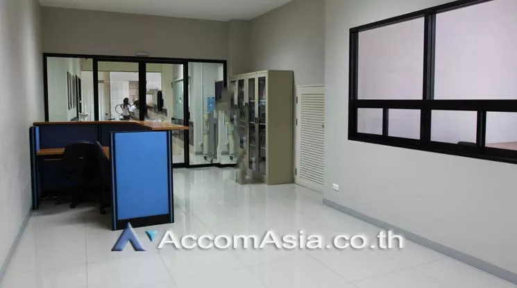  1  Office Space For Rent in Sukhumvit ,Bangkok BTS Ekkamai at Compomax Building AA18649